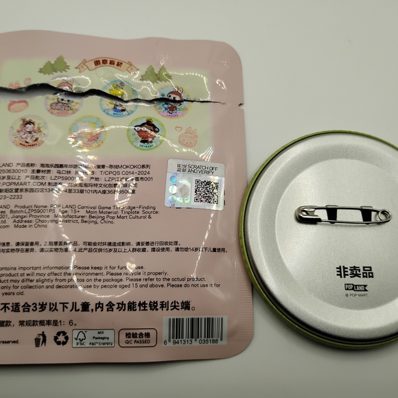 POP LAND Carnival Game Tin Badge Finding MOKOKO "Crybaby" LIMITED EDITION - Picture 2 of 2